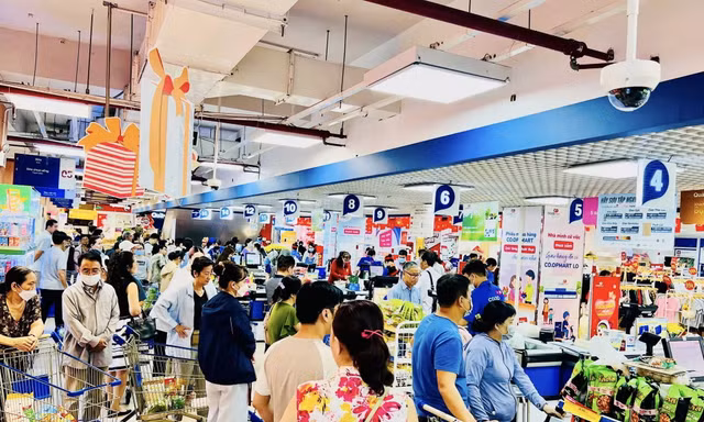 TTTM đông nghịt, hàng ăn hầu như không còn chỗ trống
