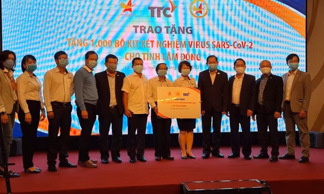 Hội Doanh nhân trẻ Việt Nam tặng 1.000 bộ kit xét nghiệm COVID-19 cho tỉnh Lâm Đồng