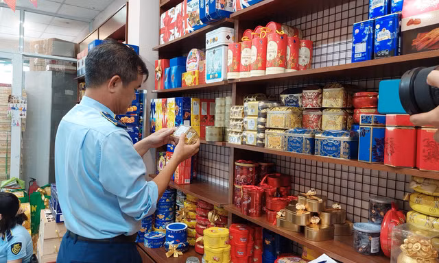 Phát hiện số lượng lớn mứt Tết không nguồn gốc