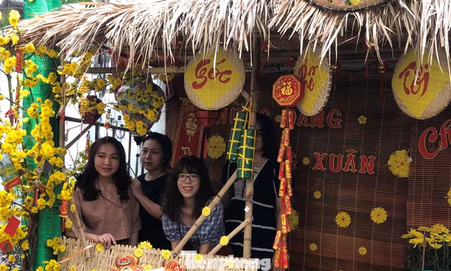 TPHCM: Tết về trên từng góc phố