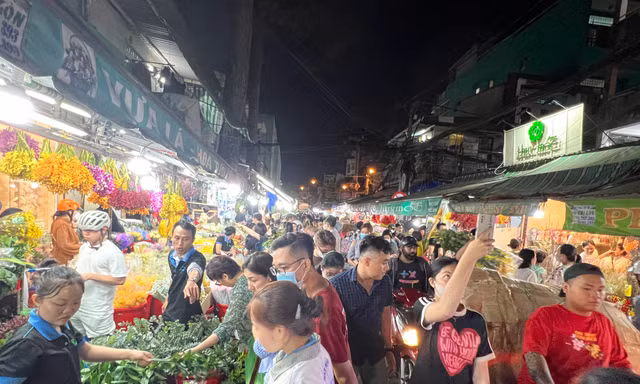 Chợ hoa lớn nhất TPHCM đông nghịt rạng sáng 28 Tết