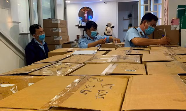 Phát hiện hàng ngàn mỹ phẩm ngoại trong ngôi nhà 'nội bất xuất, ngoại bất nhập'