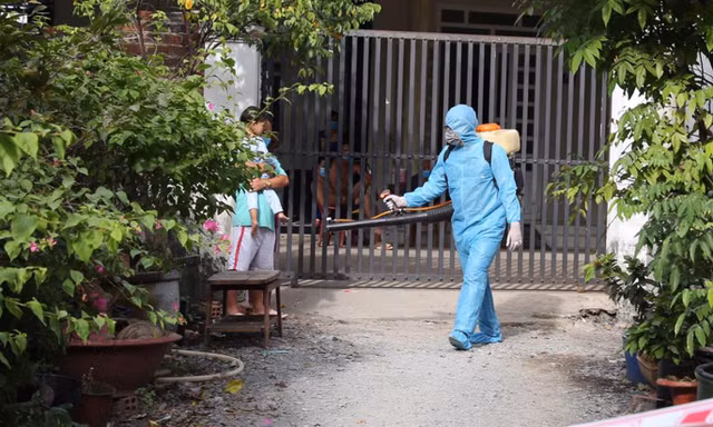 TPHCM phong toả nhiều địa điểm có người mắc COVID-19 đi qua