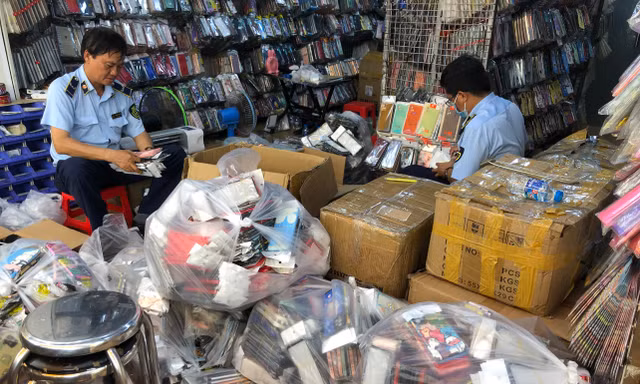 Nhiều cửa hàng kinh doanh phụ kiện điện thoại bị kiểm tra