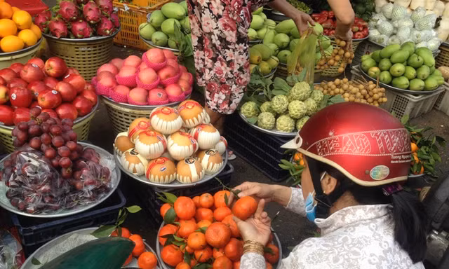 Hoa quả ở Sài Gòn tăng giá mạnh ngày rằm tháng Giêng