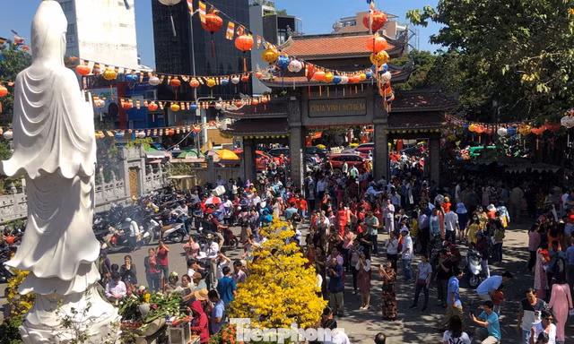 Mùng 1 tết, người dân tấp nập đi lễ chùa