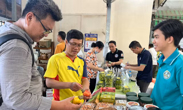 Phiên chợ chỉ họp cuối tuần, toàn 'của nhà trồng được' với giá như mua tại vườn