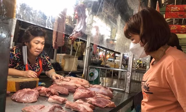 Mua bán ế ẩm nhất trong 30 năm, giá thịt heo, gà đang 'tuột dốc' 
