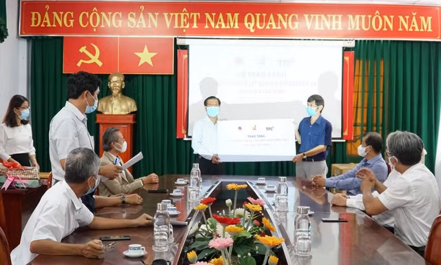 Đại diện Hội Doanh nhân trẻ Việt Nam tặng trao tặng máy xét nghiệm tự động Real-time PCR cho tỉnh Tây Ninh