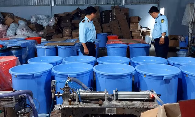 Đột kích kho mỹ phẩm làm đẹp 'công nghệ xô chậu' lớn nhất từ trước đến nay 