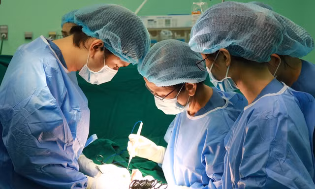 BS Kiều Dug và ê-kip thực hiện phẫu thuật cho chị Q. (ảnh: BVCC)