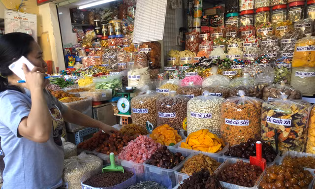 Nhộn nhịp bán hàng Tết qua điện thoại, giao tận nơi