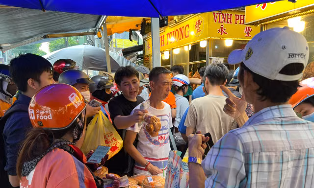 Đông nghịt người dân TPHCM xếp hàng mua gà, vịt quay cúng Tết Đoan Ngọ
