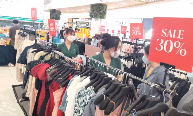 Hàng nghìn sản phẩm giảm 'sập sàn' giữa... bão giá