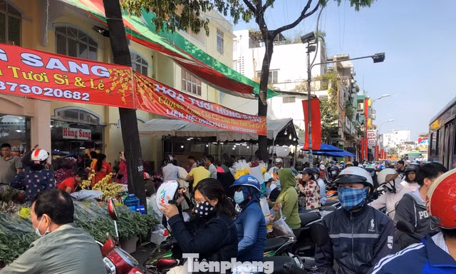 Khu vực chợ hoa Hồ Thị Kỷ gần như "vỡ trận" sáng 30 tết
