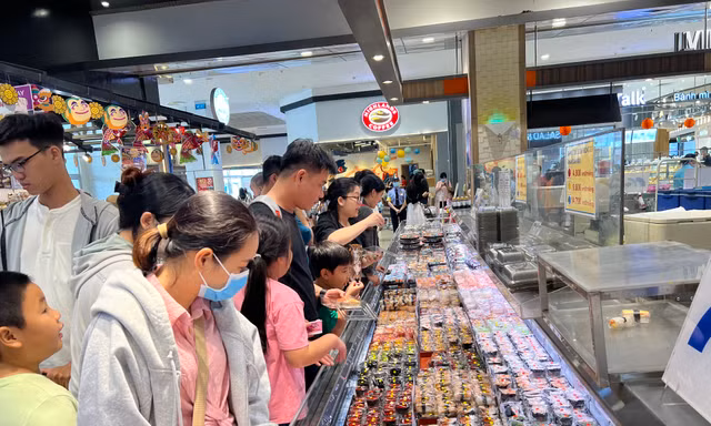 Sợ mưa gió, người dân TPHCM đổ vào trung tâm thương mại vui chơi