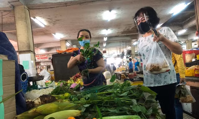 Cà chua và nhiều mặt hàng rau xanh khác có giá cao