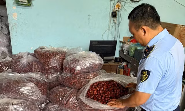 TPHCM: Phát hiện hàng tấn thực phẩm '3 không' chờ tiêu thụ