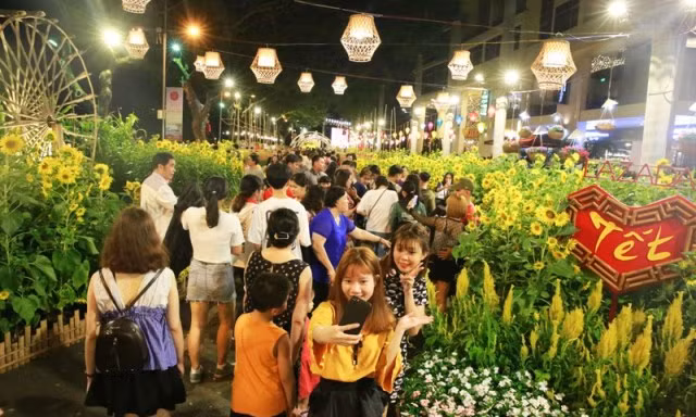 Đông đảo người dân Sài Gòn "check-in" hội chợ Phú Mỹ Hưng ngay ngày khai mạc