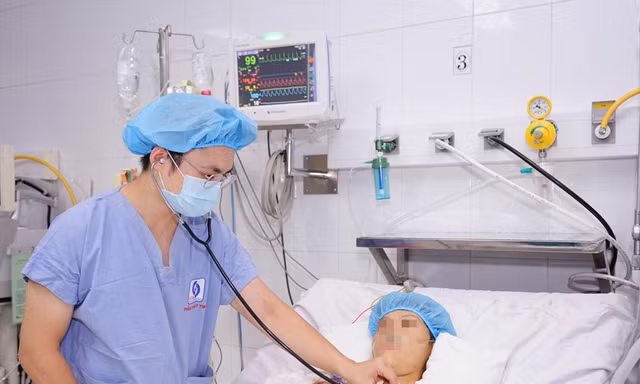 Bác sĩ khám cho bệnh nhân sau phẫu thuật