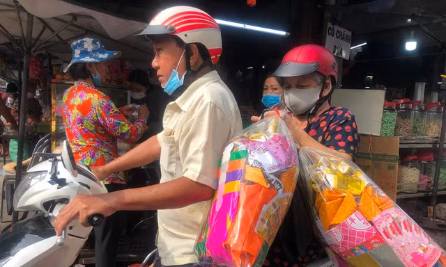 TPHCM: Nhộn nhịp mua vàng mã, đồ chay từ sáng sớm