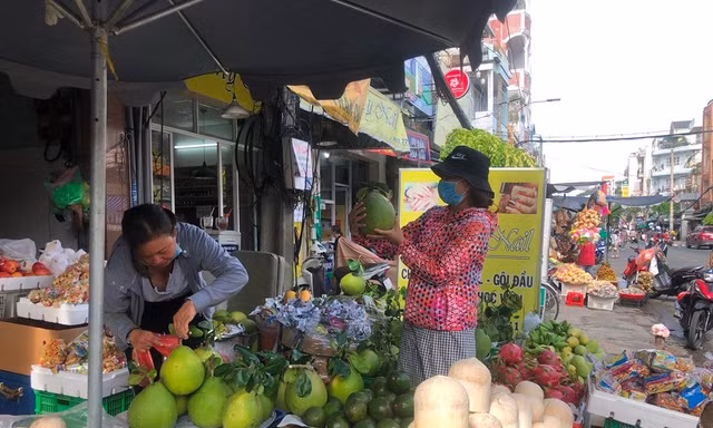 Hoa trái trước lễ Vu Lan đắt như tôm tươi, không đủ hàng để bán