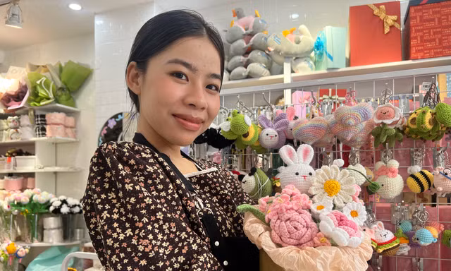 Thay vì tặng hoa tươi, hoa len và hoa thú bông 'lên ngôi' dịp 20/10