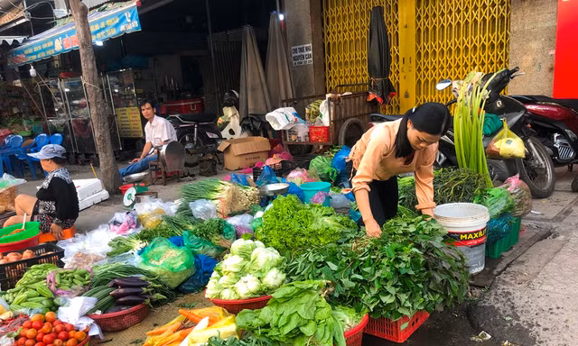 Mùng 2 Tết đi chợ, giật mình với giá rau xanh