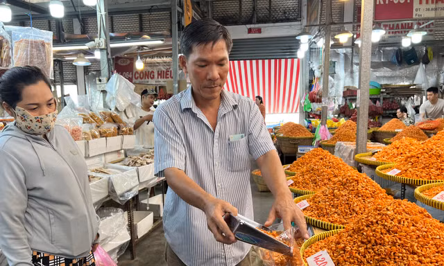 Bên trong chợ đồ khô lớn nhất TPHCM ngày cận Tết