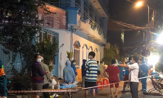 Người dân khu dân cư Nam Long xếp hàng lấy mẫu xét nghiệm COVID-19