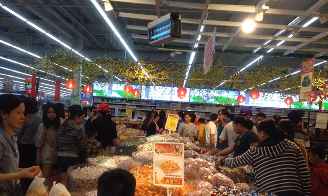 Nữa đêm, người dân Sài Gòn vẫn nhộn nhịp mua sắm tết