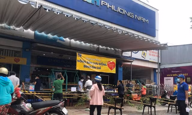 Một điểm bán rau củ theo combo chỉ 100.000 đồng/4kg