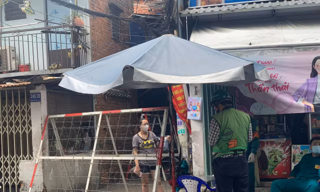Người dân khu Mả Lạng (Q.1) lo lắng khi lần thứ 2 bị cách ly, phong tỏa (ảnh: N.T)