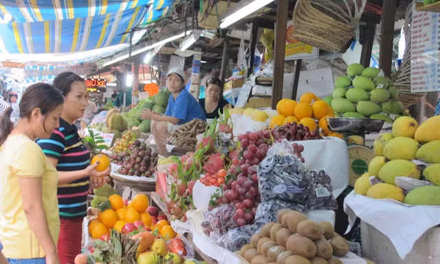 Trái cây vào mùa, giá rẻ hút bà nội trợ