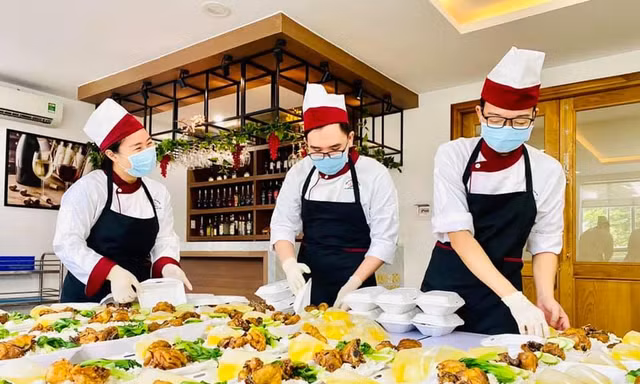 "Bếp yêu thương" của thầy cô Khoa Du lịch và Việt Nam học Trường Đại học Nguyễn Tất Thành nấu 200-300 suất ăn/ngày