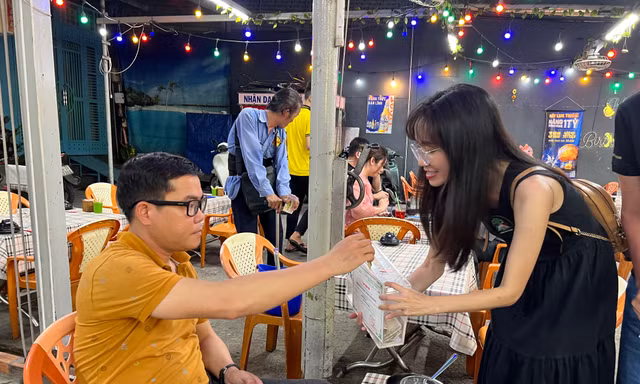 Nhóm hát đường phố đóng viện phí hơn 3 tỷ đồng cho bệnh nhi nghèo gây xúc động