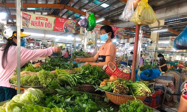 Nhiều mặt hàng rau xanh, trái cây đã tăng giá từ 5.000-10.000 đồng/kg