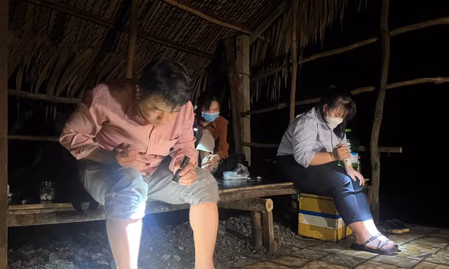 Cận cảnh nhân viên y tế lấy thân 'làm mồi' nhử muỗi trong đêm