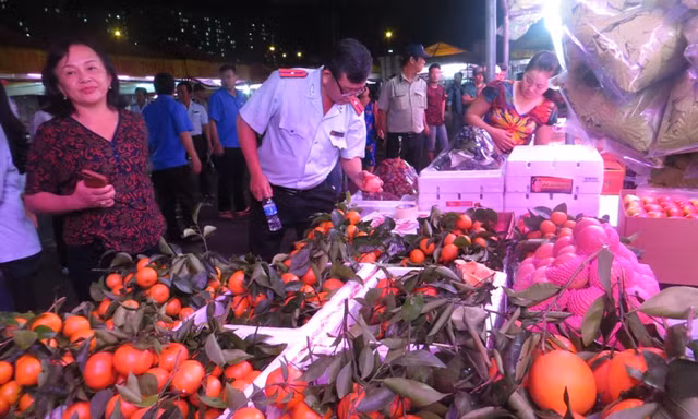 Cam Canh Trung Quốc đầy chợ đầu mối Sài Gòn