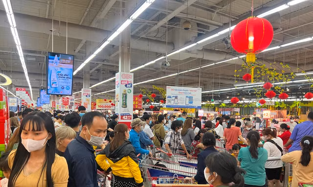 Người TPHCM 'chôn chân' trong siêu thị, rồng rắn đi sắm Tết tới nửa đêm 