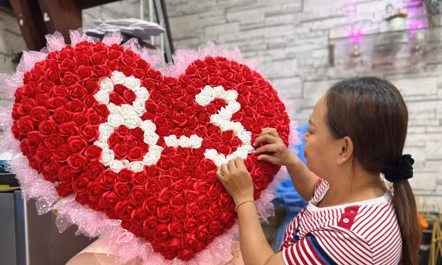 Kết 100 bông hồng thành hình trái tim khổng lồ tặng người yêu dịp 8/3