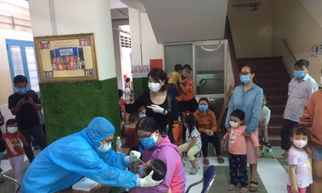 Xét nghiệm COVID-19 cho trẻ mầm non ở Q.Gò Vấp, TPHCM (ảnh: HCDC)