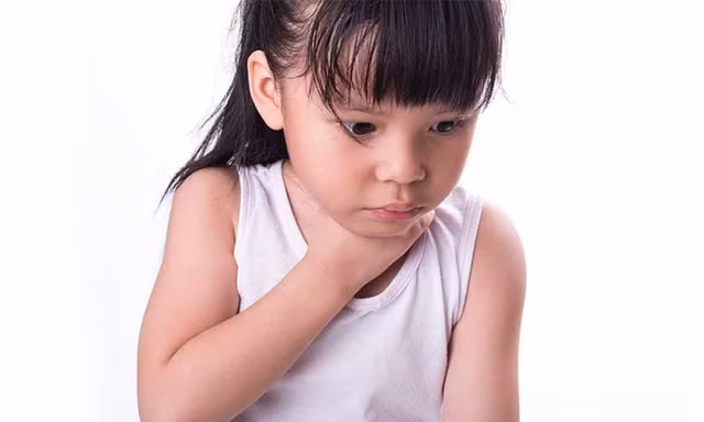 Trẻ em là đối tượng dễ hóc dị vật nếu không có sự quan sát của người lớn