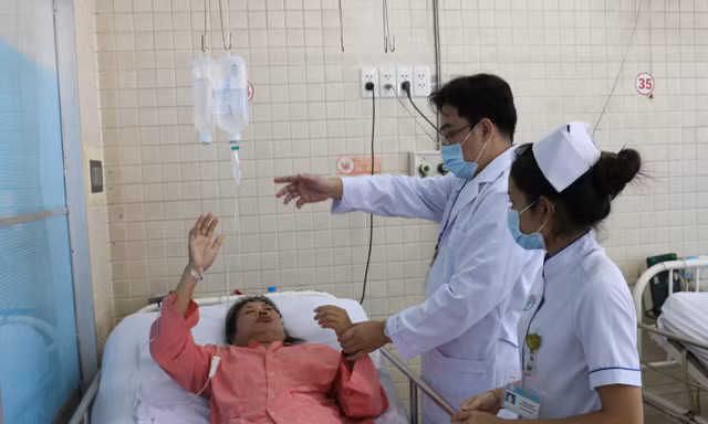Y bác sĩ bệnh viện Chợ Rẫy đang chăm sóc cho bệnh nhân
