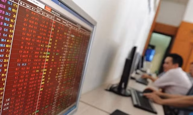 Chứng khoán “đỏ sàn”, thủng mốc 900 điểm