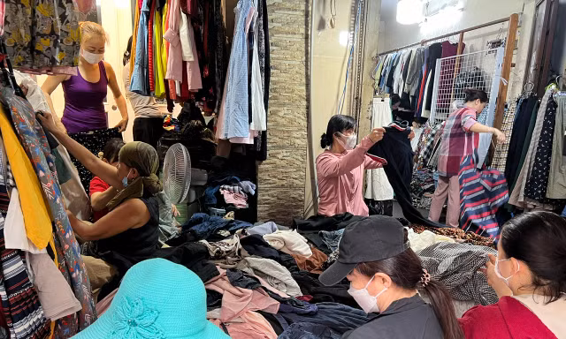 ‘Siêu thị mặt đất’ bán đồ si cực rẻ, có cả người nổi tiếng đến mua 