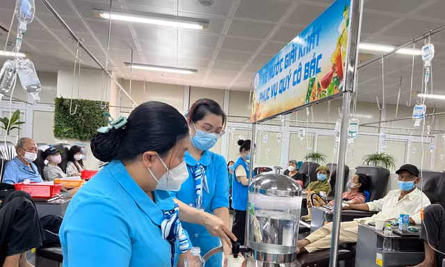 Ở nơi bệnh nhân truyền hóa chất như 'ngồi ghế thương gia'