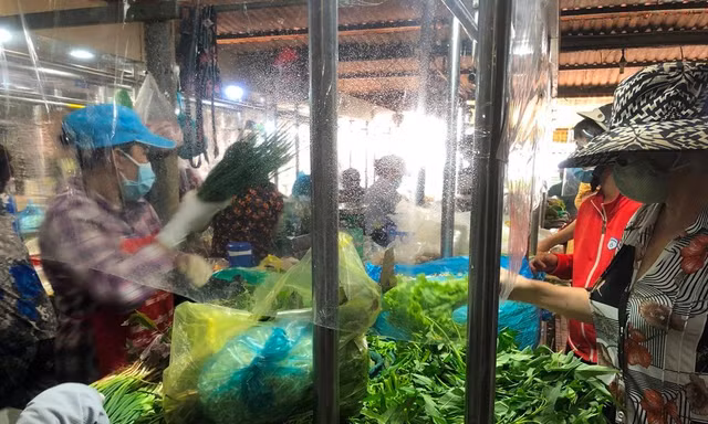 Hình ảnh bên trong khu chợ vừa mở lại ở TPHCM