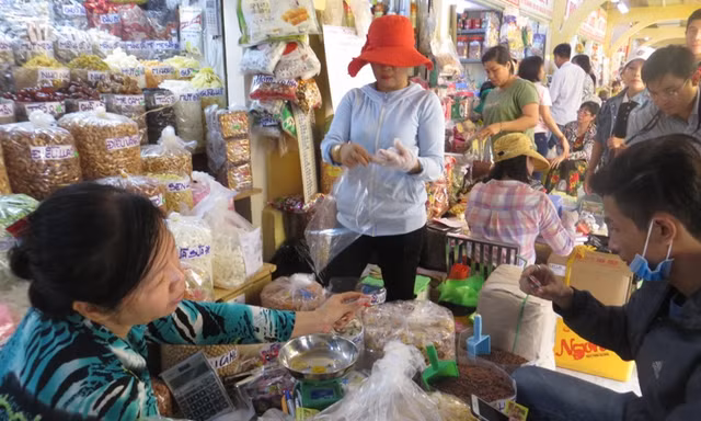 Bánh mứt tết bày bán đầy các quầy sạp tại chợ ở TPHCM