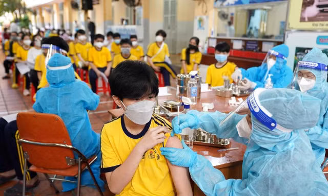 Tiêm ngừa vắc xin COVID-19 cho học sinh tại TPHCM (ảnh: HCDC)